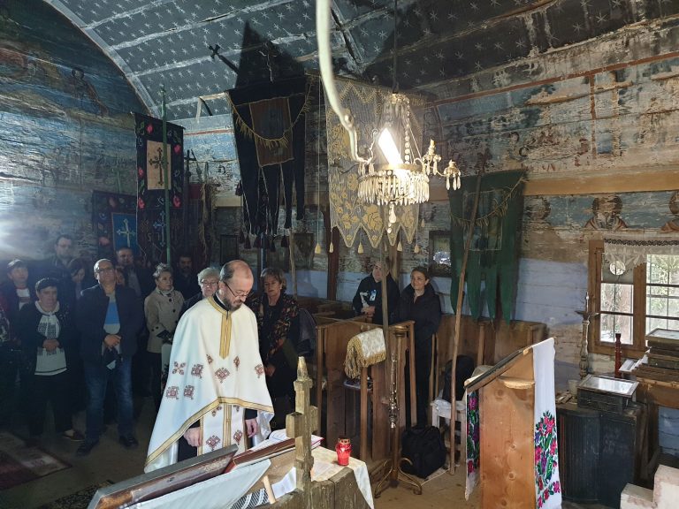 Biserica de lemn si Sfânta Litughie